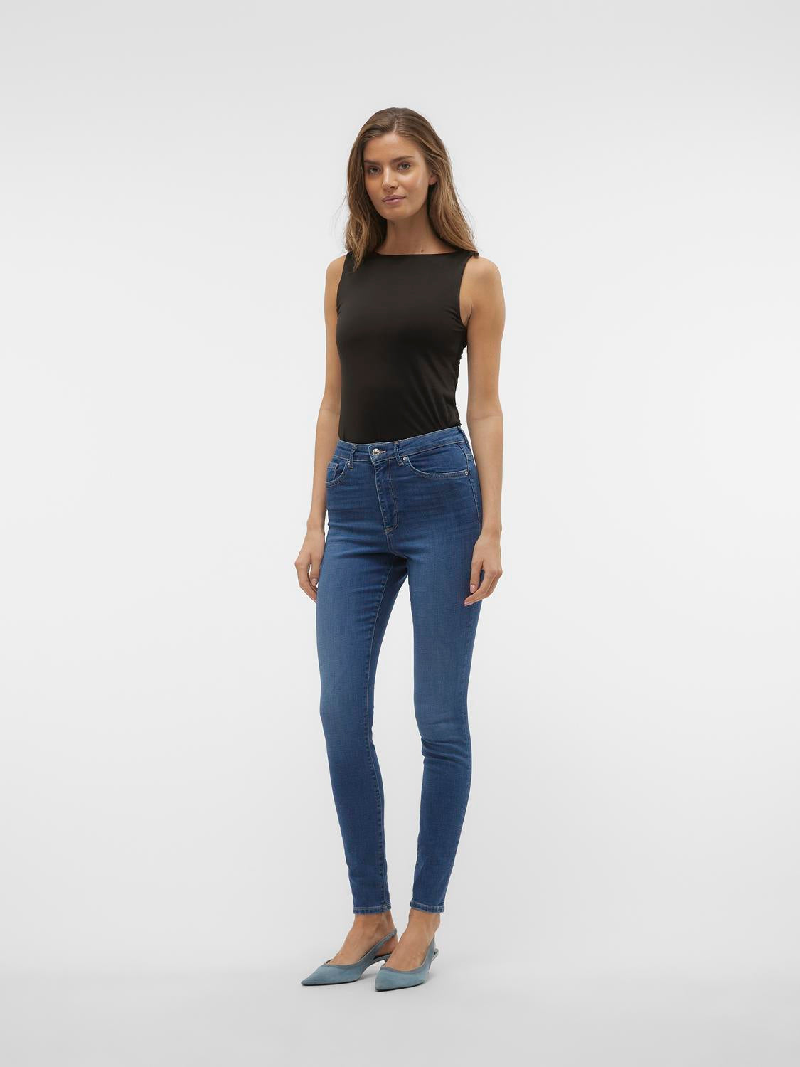 model_shot-front_full